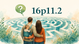 Familia frente a un laberinto con el texto 16p11.2, simbolizando la odisea diagnóstica del síndrome